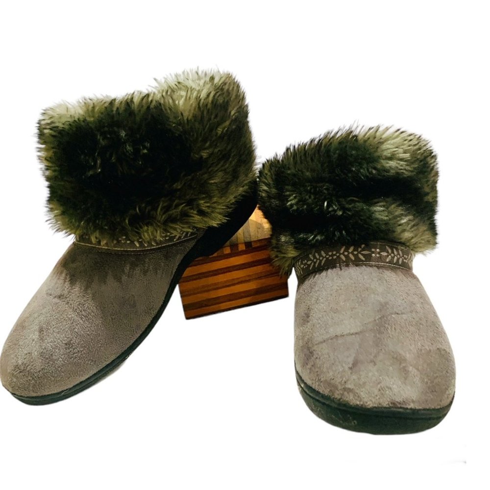 Isotoner Faux Fur Trimmed Micro-Suede Bootie Slippers Rubber Soles Gray Size 8.5
